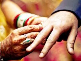 यहां दाए हाथ में पहनाई जाती है वेडिंग रिंग wedding-ring