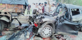 Car entered in truck, three killed, one injured