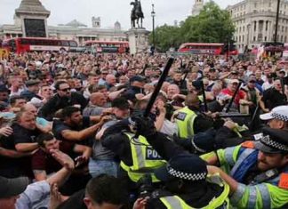 ब्रिस्टल में प्रदर्शनकारियों और पुलिस के बीच झड़प में दो पुलिस अधिकारी घायल Protest in Bristol