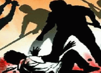 जौनपुर : भूत प्रेत के चक्कर में दबंगों ने की पिटाई, एक मरा एक घायल, पांच गिरफ्तार A fellow migrant worker was beaten to death with a baton