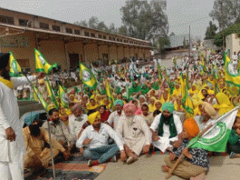 Farmers surround FCI godowns