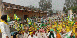 Farmers surround FCI godowns