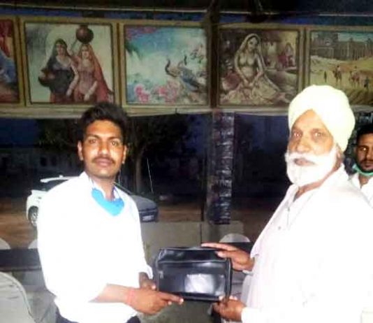 डेरा अनुयायी ने डेढ़ लाख रुपये और सोने की अंगूठी लौटा पेश की ईमानदारी की मिसाल Honesty