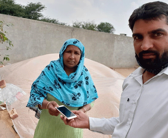 Outsourcing employee showed honesty by returning mobile of about 7 thousand to its owner