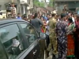 लोकतंत्र को कमजोर करती है हिंसा