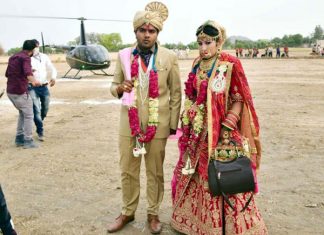 हेलीकॉप्टर से दुल्हनिया लाया दुल्हा Groom brought bride by helicopter