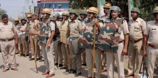 Police chased down the farmers who came to show the black flag to the CM