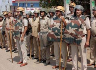 Police chased down the farmers who came to show the black flag to the CM