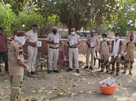 Sadh Sangat of Uklana block distributed Corona kit and lemon water to Corona warriors and police personnel
