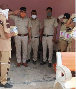 Sadh Sangat of Uklana block distributed Corona kit and lemon water to Corona warriors and police personnel