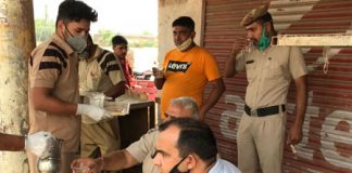 Sewadar's of Kinala and Daulatpur distributed fruits to police personnel and doctors