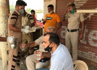 Sewadar's of Kinala and Daulatpur distributed fruits to police personnel and doctors