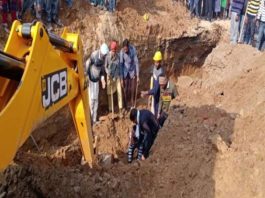 Two people, including a mistry, died after the slump of clay