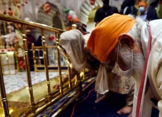 Narendra Modi Visits Gurudwara