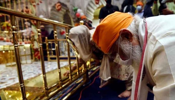 Narendra Modi Visits Gurudwara