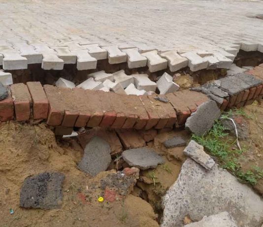 मिट्टी धंसने से डेढ़ साल पहले बनी गली लगी टूटने Broken Road