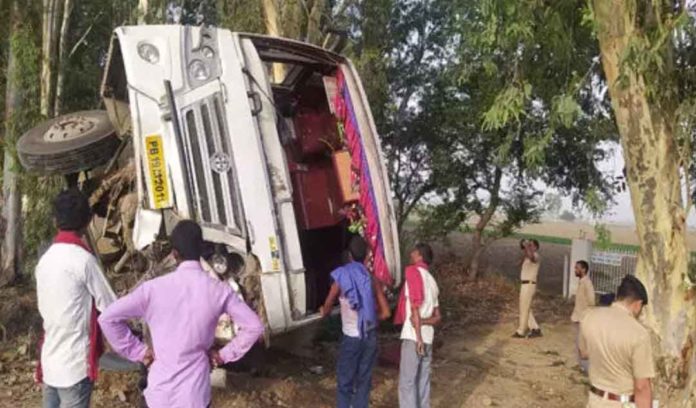 Private-bus-collides-with-tree sachkahoon