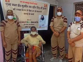 चलने-फिरने में लाचार बुजुर्ग को डेरा अनुयायियों ने दी व्हील चेयर helpless-elderly sachkahoon