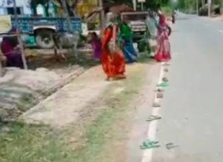 एमपी: सोशल डिस्टेंसिंग के लिए निकाला नायाब तरीका, स्वयं की जगह जूते चप्पलों को लगाया कतार में