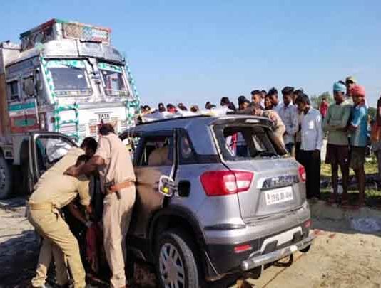 Car and truck collide sachkahoon