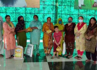 ब्लॉक रानियां चामल की साध-संगत ने जरुरतमंदों को बांटा राशन Sadh-Sangat of block Rania Chamal sachkahoon