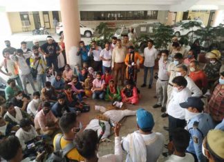 Students reached the university sachkahoon