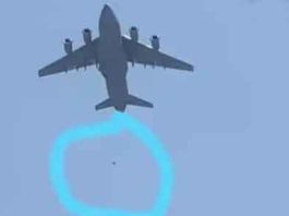 काबुल एयरपोर्ट पर अफरा तफरी, चलते विमान से गिरे लोग Kabul