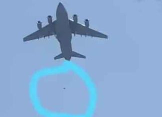 काबुल एयरपोर्ट पर अफरा तफरी, चलते विमान से गिरे लोग Kabul