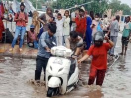 बारिश में सड़क पर बन्द हुई मोटरकार, पुलिसकर्मियों ने धक्का दे निकाली बाहर