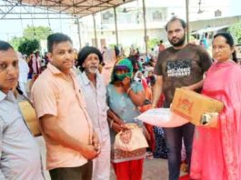 नामचर्चा के दौरान राधेश्याम परिवार की ओर से 6 जरूरतमंदों को दिया गया राशन Ration Distributed