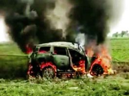 खंबे से कार टकराने से युवक जिंदा जला Road-Accident