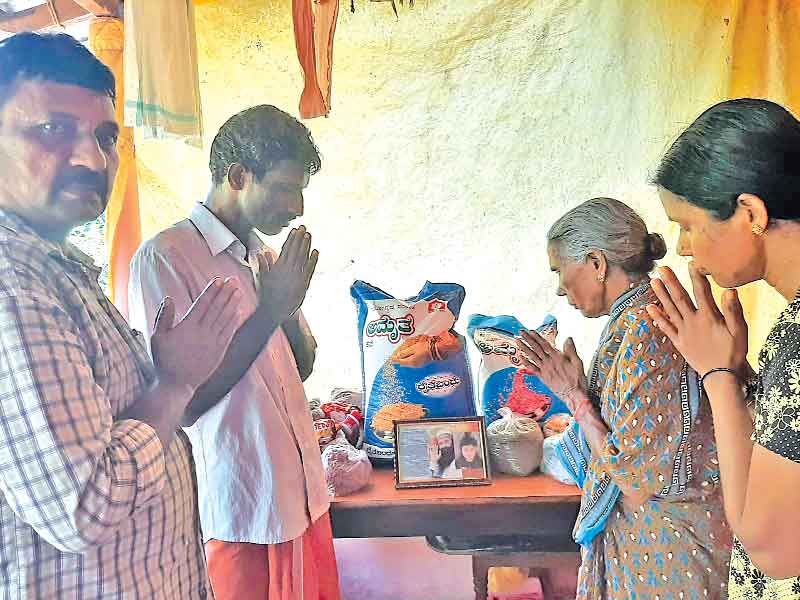 कर्नाटक (सच कहूँ न्यूज)। ब्लॉक मंगलौर की साध-संगत ने पावन महापरोपकार माह के उपलक्ष्य में 2 जरूरतमंद परिवारों को राशन बांटा।