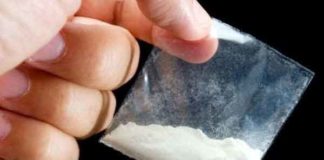 Pak Samglar absconded by throwing heroin sachkahoon