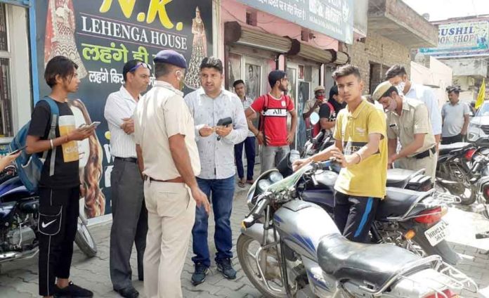 Police cut the challan of the woman sachkahoon