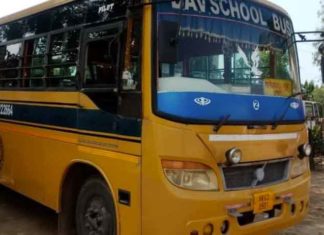 स्कूल वैन से टकराई टाटा एस, छात्र की बाजू कटी Tata Ace collided with school van sachkahoon