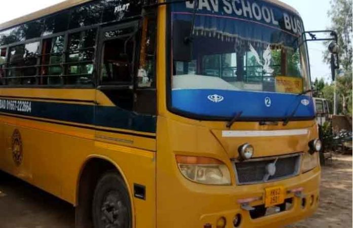 Tata Ace collided with school van sachkahoon