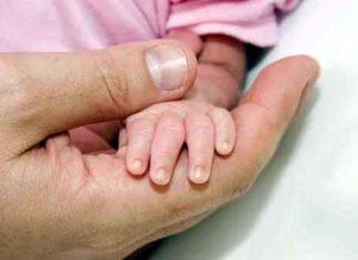 नवजात बच्चियों को कूड़े के ढेर में फेंकने वालों को मिले मौत की सजा: भाजपा baby