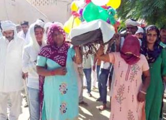 Daughters shouldering the bier of their father sachkahoon