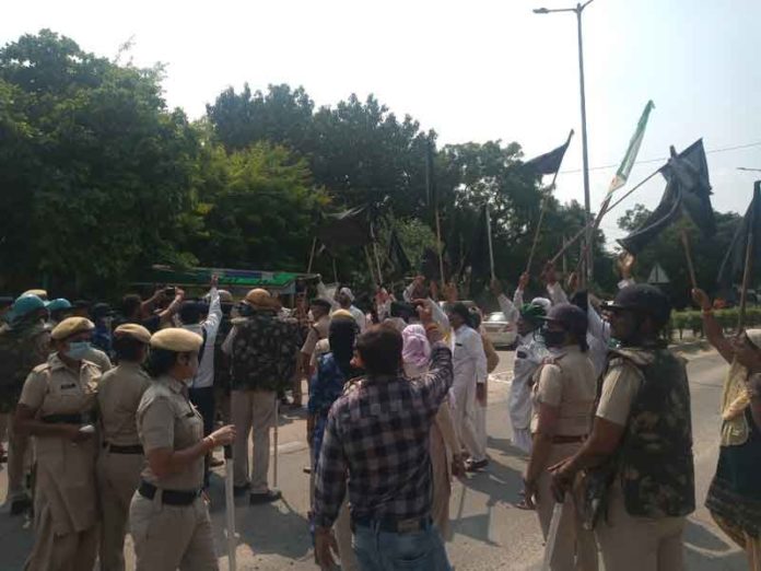 Farmers protested against Deputy CM sachkahoon