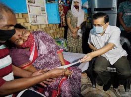 केजरीवाल ने शहीद के परिवार को सौंपा एक करोड़ का चेक Arvind Kejriwal