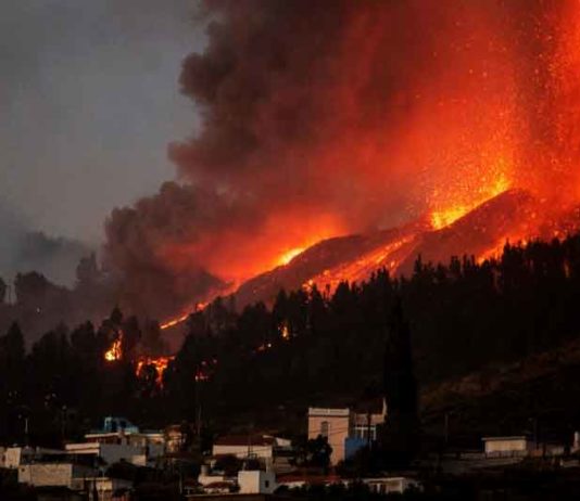 स्पेन में फटा ज्वालामुखी, सैकड़ों लोगों को सुरक्षित निकाला