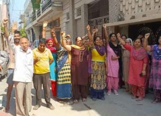 पेयजल किल्लत को लेकर गांधी नगर के लोगों ने किया रोष प्रदर्शन protested against the shortage of drinking water sachkahoon