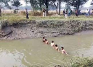 Car fell into the canal sachkahoon