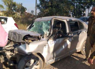 ट्राली में पीछे घुसी कार, तीन की मौत Car rammed behind the trolley sachkahoon
