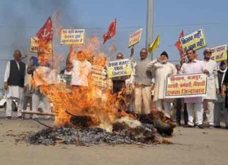 Farmers burnt effigies sachkahoon