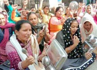 एनएचएम कर्मियों ने खाली बर्तन खड़काकर प्रदेश सरकार को जगाने की कोशिश NHM personnel sachkahoon