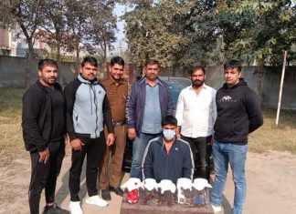 Car youth with illegal weapons sachkahoon