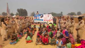 Dera devotees distributed toys and food sachkahoon