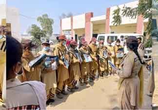 Dera followers distributed clothes and fruits, hisar sachkahoon