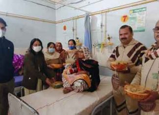 Sadh-Sangat distributed fruit kits in civil hospital sachkahoon